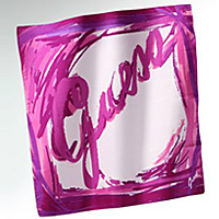 Foulard Guess, perfezionare il look